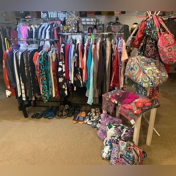 LIVE SHOW💥🎉 CHICOS-EILEEN FISHER-CABI-VERA BRADLEY AND MUCH MORE♻️🛍️🎊 - Picture 1 of 2